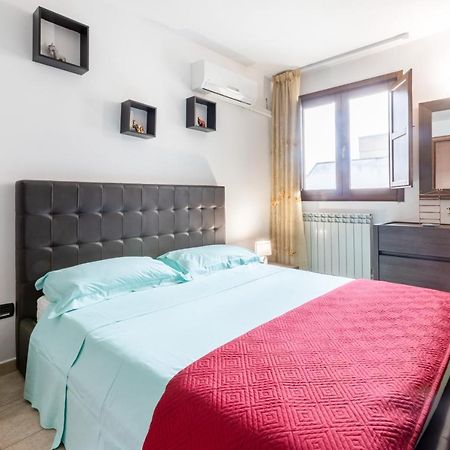 Lecce Colorful Flat With Terrace & Parking Appartement Buitenkant foto