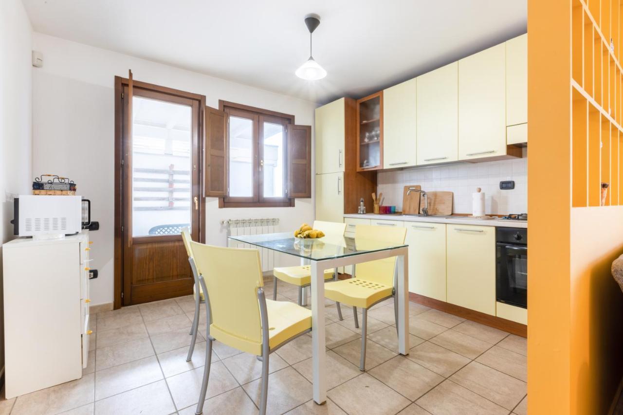 Lecce Colorful Flat With Terrace & Parking Appartement Buitenkant foto