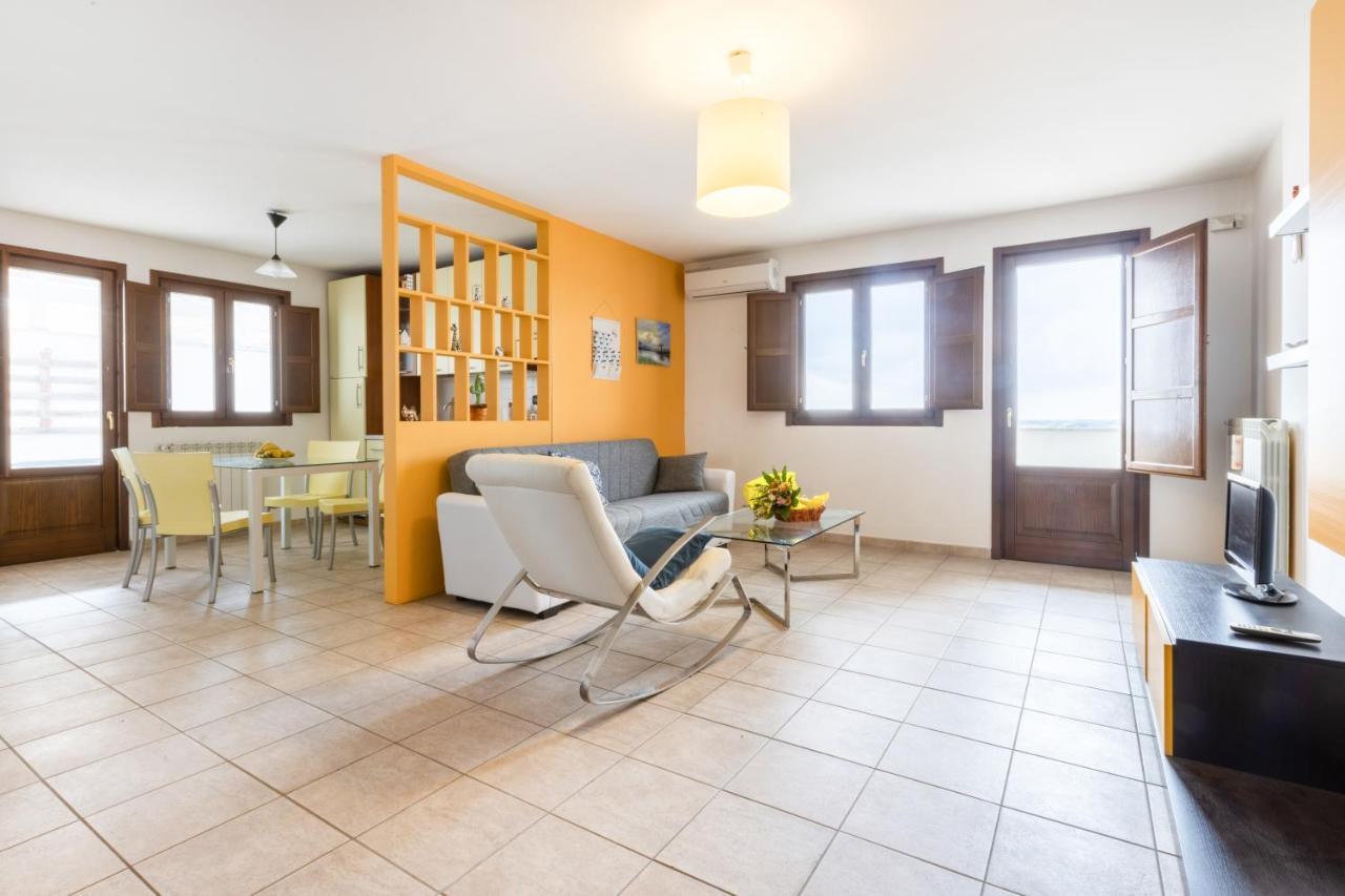 Lecce Colorful Flat With Terrace & Parking Appartement Buitenkant foto