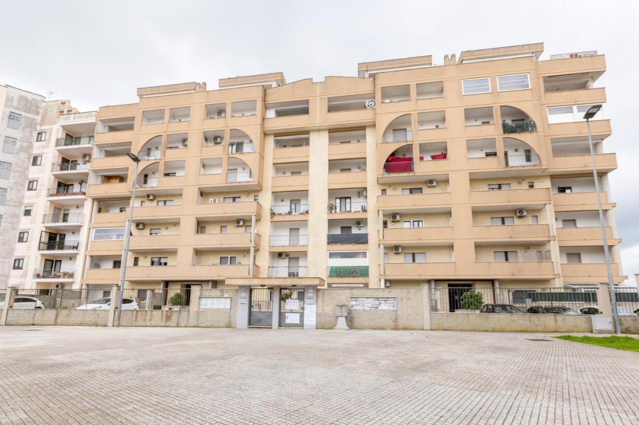 Lecce Colorful Flat With Terrace & Parking Appartement Buitenkant foto